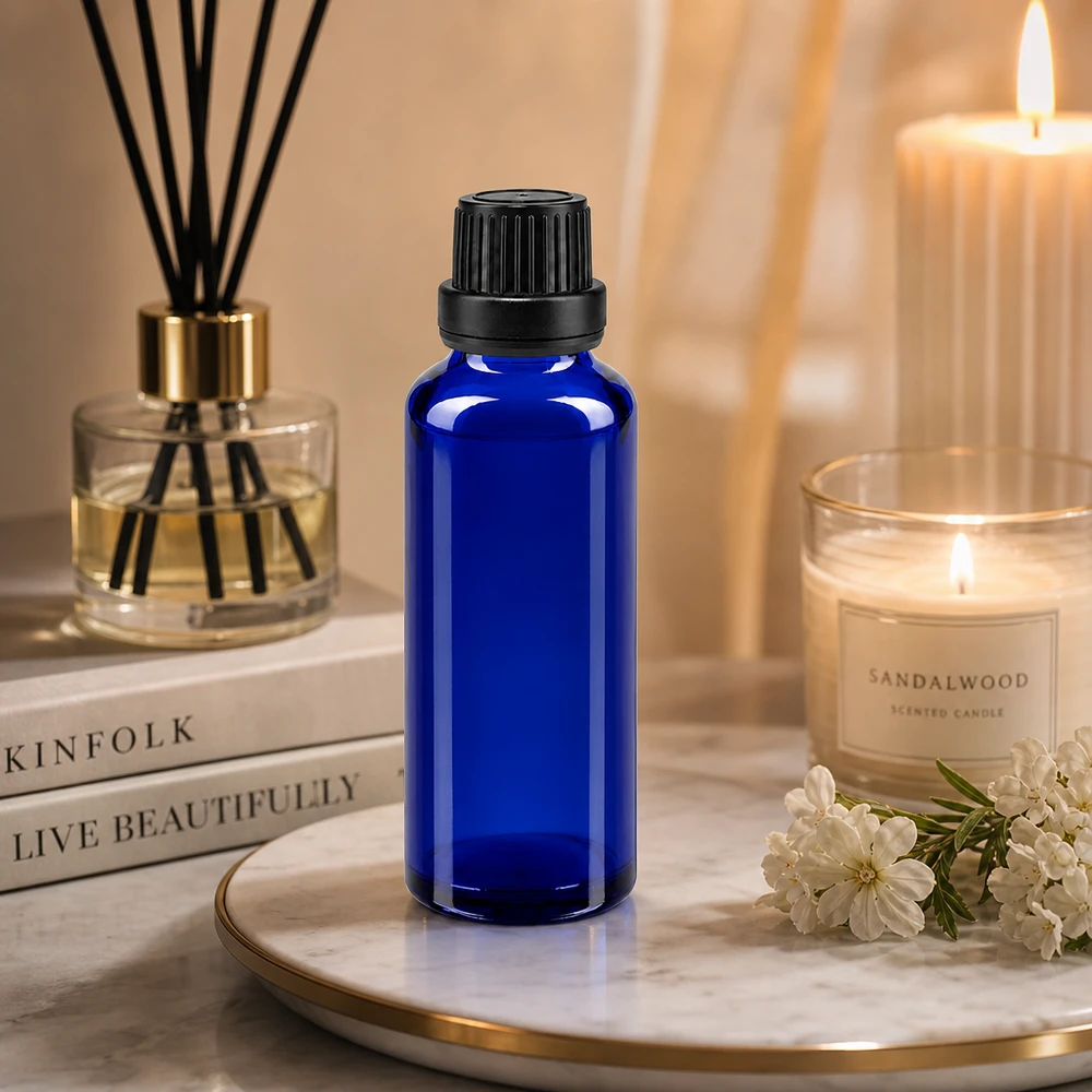 Apothekenflasche blau 30ml Tropfverschluss Giessring 2mm schwarz Originalitätsverschluss Dunkelblaue 30ml Apothekerflasche aus Borosilikatglas mit präzisem 2mm Tropfverschluss in Schwarz