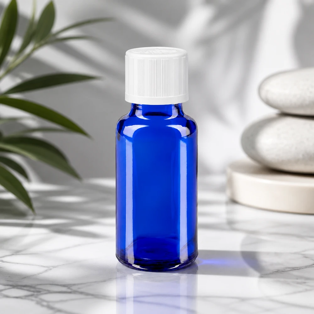 Apothekenflasche blau 20ml Schraubverschluss weiß Kindersicherung Standard Apothekerflasche blau 20ml UV-Schutzglas weißer Kindersicherheitsverschluss Wellness-Setting