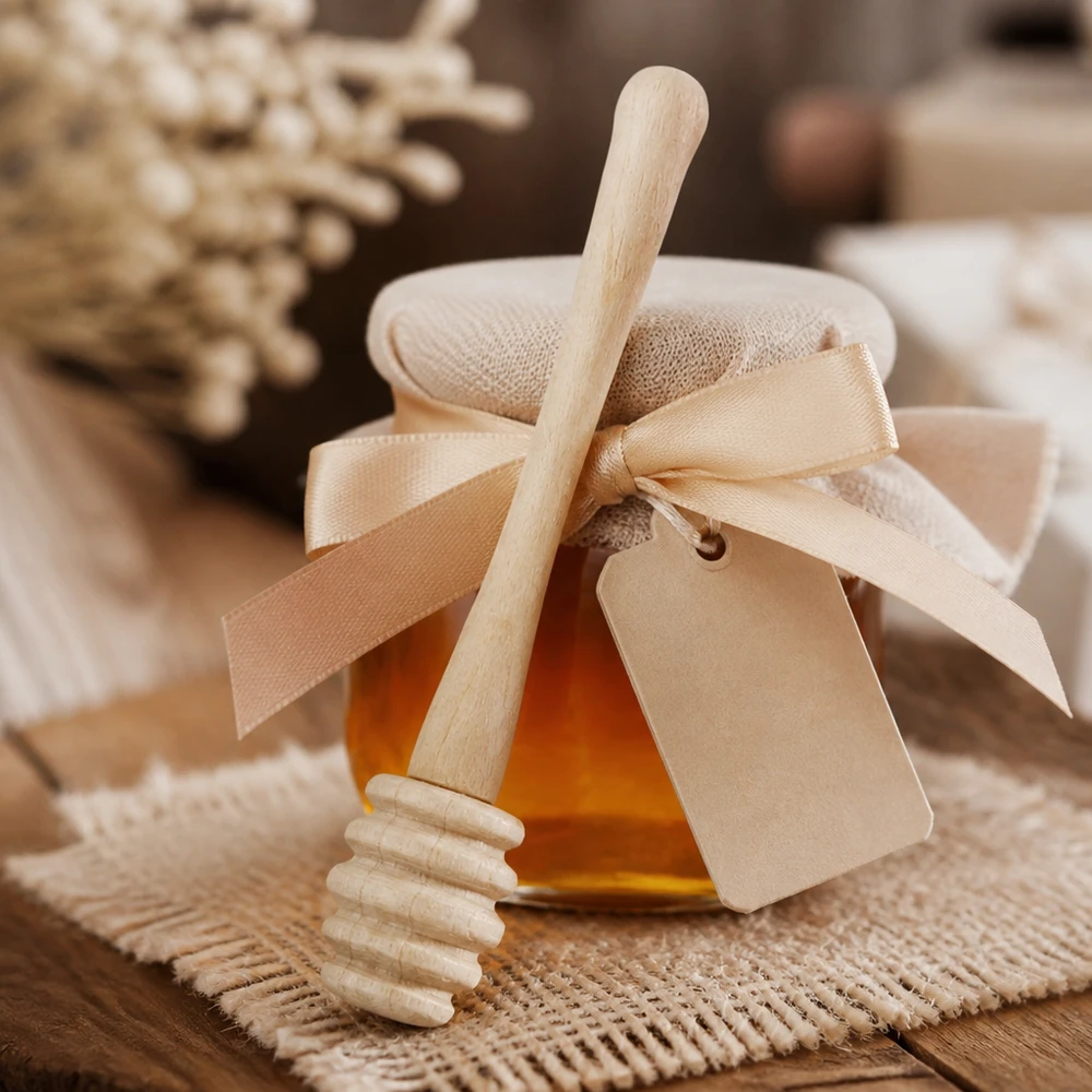 Honiglöffel aus robustem Ahornholz / 10.5 cm lang Honiglöffel Ahornholz mit Geschenkverpackung und Band als Präsent neben Honigwaben auf Jute-Untergrund