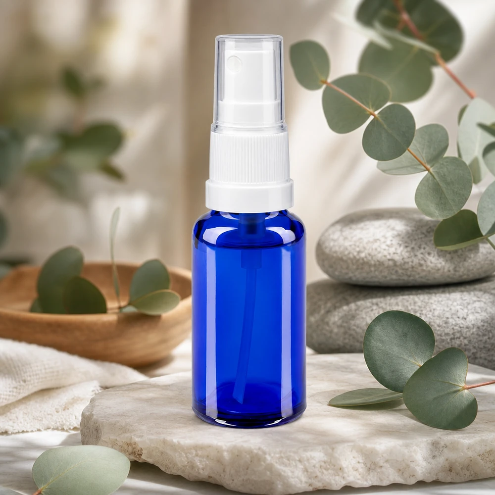 Blaue 20ml Pharmaglasflasche mit weißem Sprühaufsatz für Naturkosmetik und Raumsprays