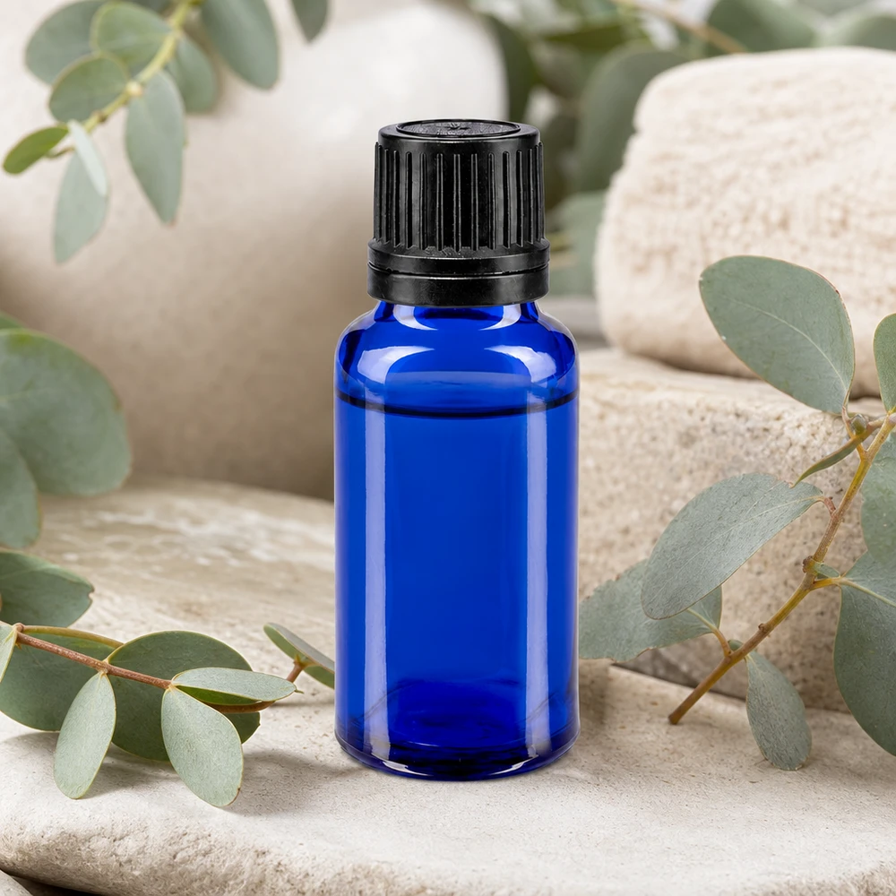 Apothekenflasche blau 20ml Tropfverschluss Giessring 1mm schwarz Originalitätsverschluss Blaue 20ml Pharmaglasflasche mit präzisem 1mm Tropfeinsatz in natürlicher Wellness-Umgebung
