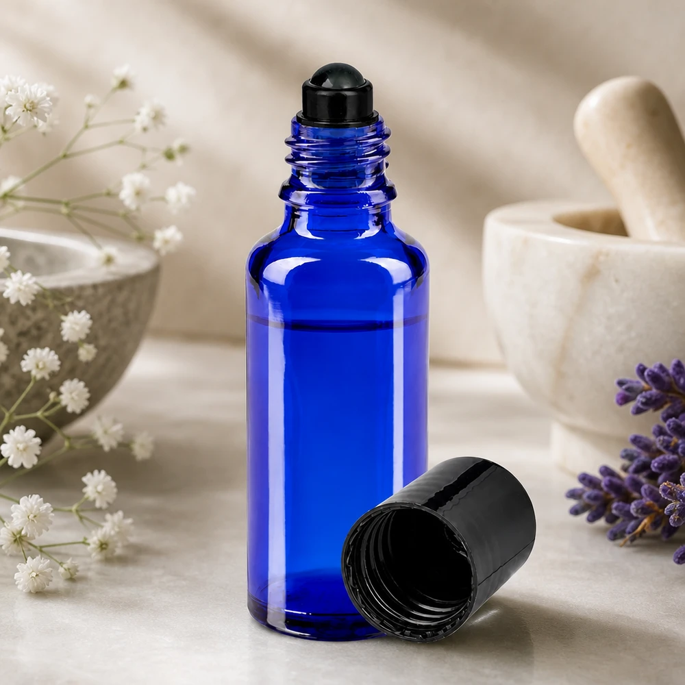 Hochwertige blaue 30ml Roll-On Flasche aus Borosilikatglas mit schwarzem Rolleraufsatz