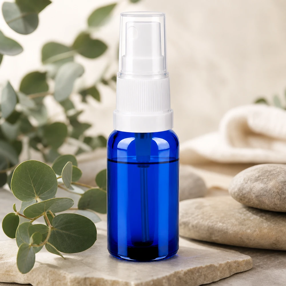 Kleine blaue Sprayflasche 20ml aus Glas mit transparentem Schutzkappendesign