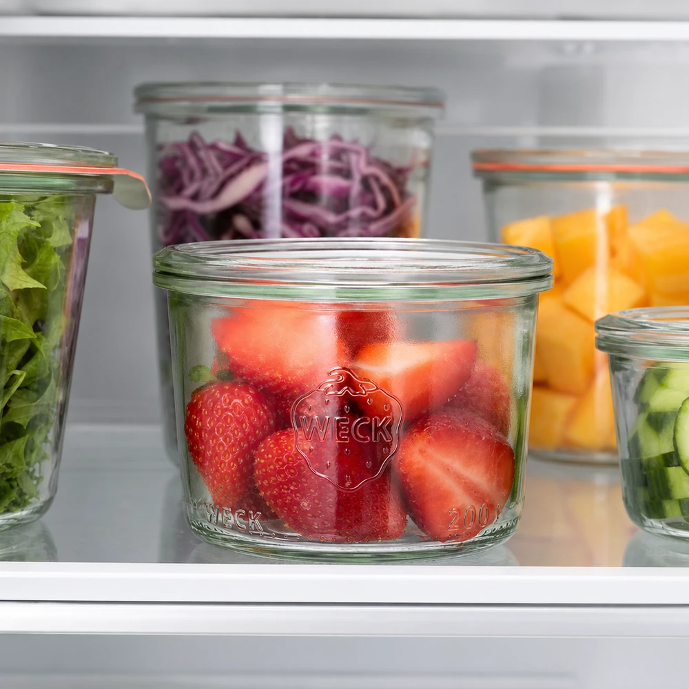 200ml Sturzglas WECK RR80 WECK Sturzglas 200ml RR80 mit frischen Erdbeeren im Kühlschrank neben anderen gefüllten Gläsern mit Gemüse und Obst