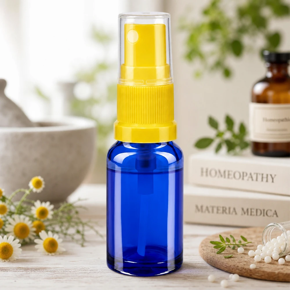 Miniatur Sprühflasche 10ml aus kobaltblauem Apothekenglas mit gelbem Dosierzerstäuber STD
