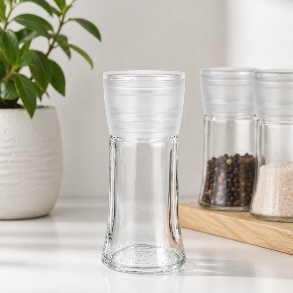 Salz-/Gewürzglas 95ml mit Mühle Vario weiss Gewürzglas-Set 95ml mit Mühle Vario weiss neben gefüllten Pfefferkörnern und Meersalzgläsern