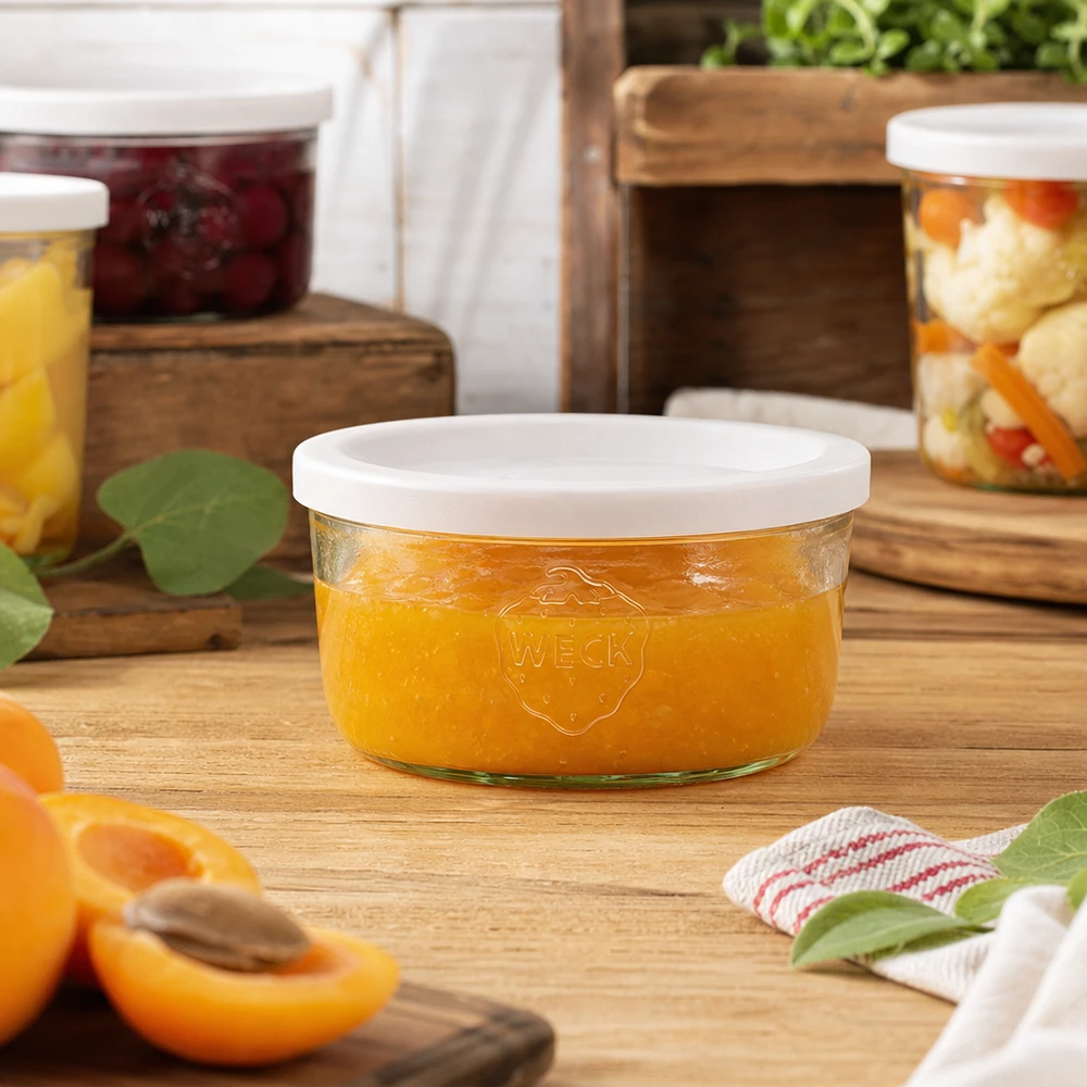 165ml Sturzglas mit Frischedeckel WECK RR80 WECK 165ml Sturzglas befüllt mit orangener Marmelade in natürlicher Küchenumgebung mit Einmachgläsern im Hintergrund