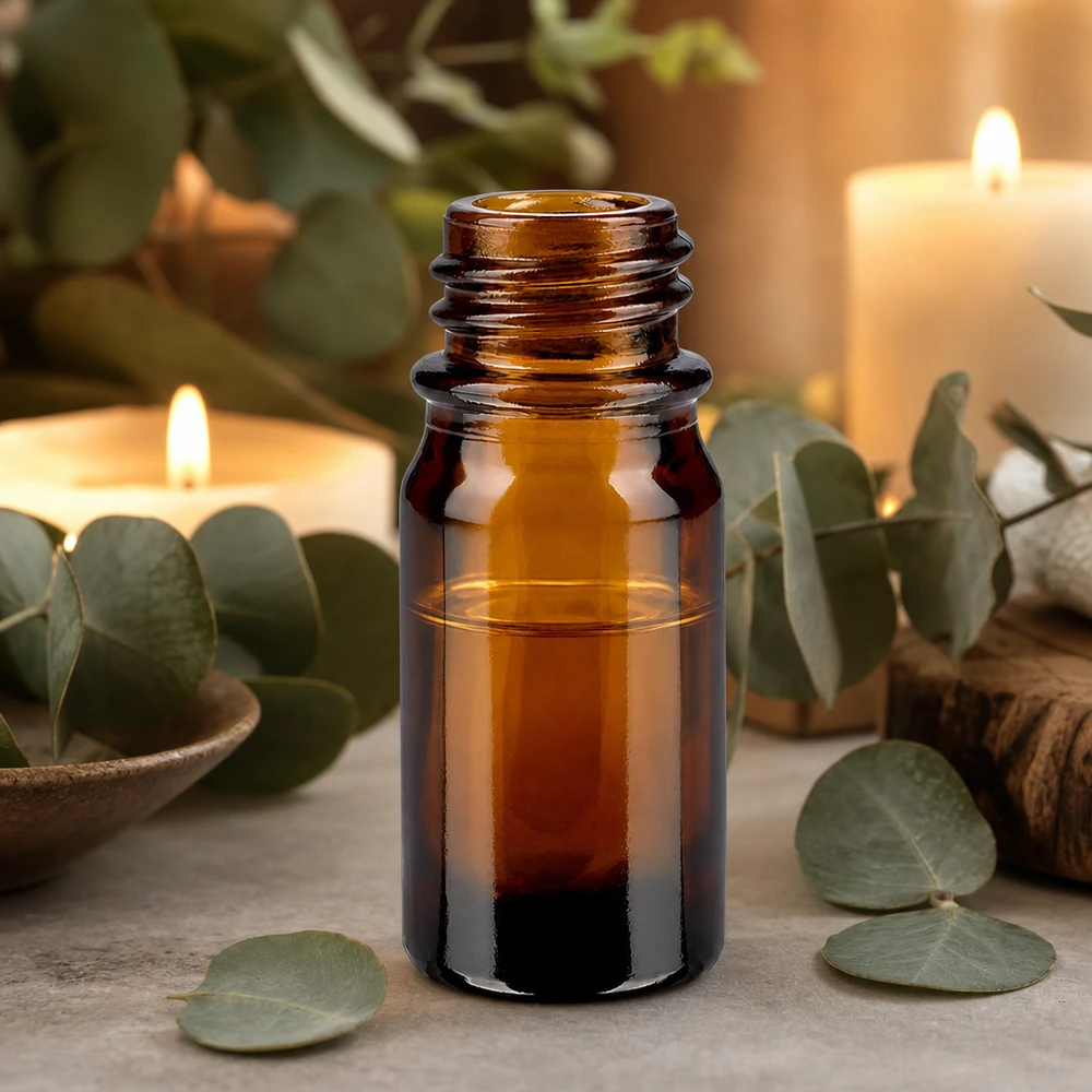 Tropfflasche 5 ml DIN 18 aus Braunglas 5ml braune Apothekenflasche ApoGlas mit Eukalyptus-Blättern und Kerzen für entspannende Aromatherapie-Anwendung