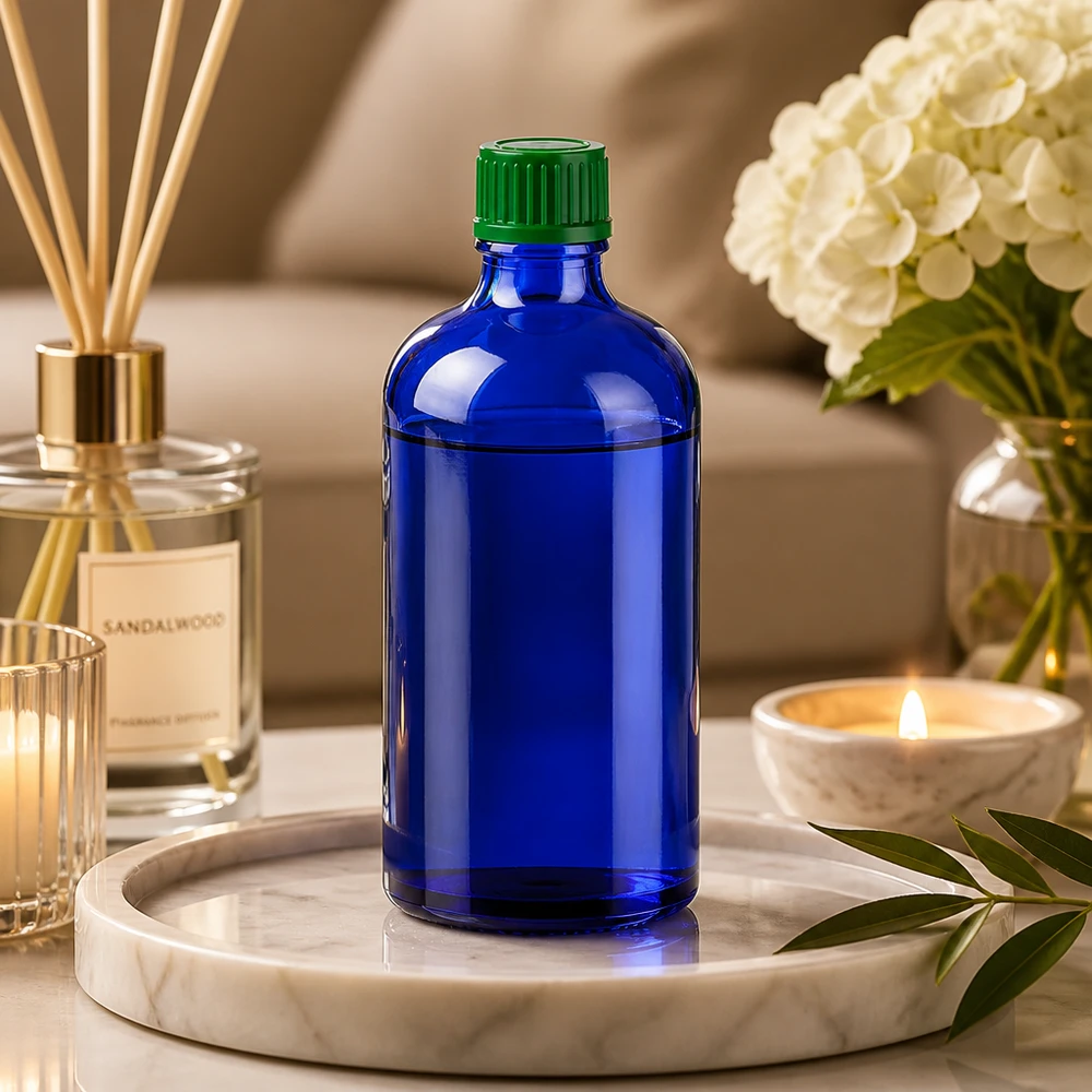 Handliche 100ml Glasflasche in tiefem Blau ideal für Aromatherapie und Wellness-Produkte
