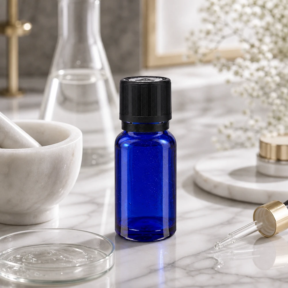 Kleine kobaltblaue Apo-Tropfflasche 10ml schwarzer Sicherheitsverschluss neben Glaskolben und Mörser