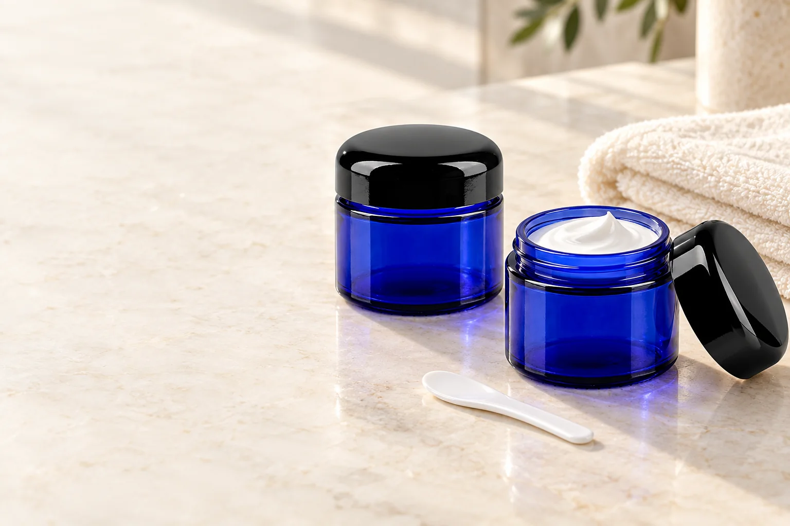 Blaue Glastiegel in heller Anwendungsszene – KI-Illustration mit Produktreferenzen