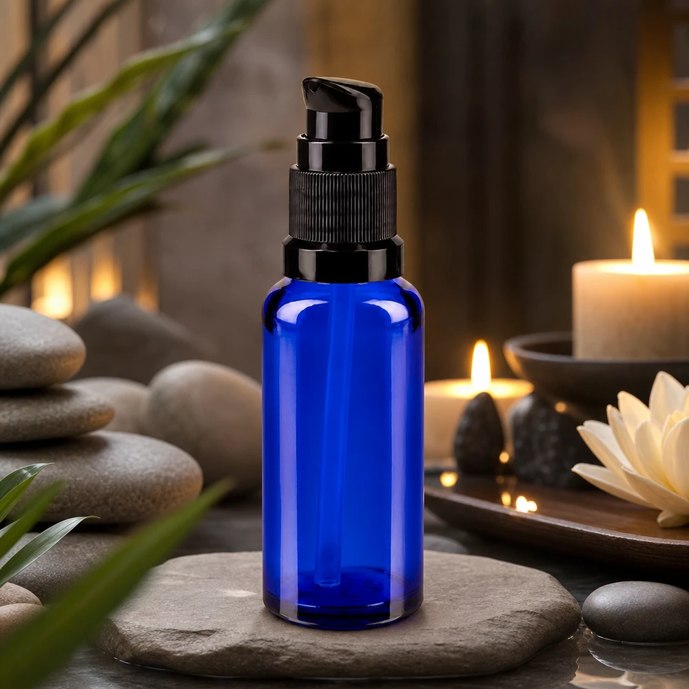 Apothekenflasche blau 30ml PumpVerschluss schwarz Standard Dunkelblaue 30ml Flasche mit schwarzer Dosierpumpe im stimmungsvollen Kerzenlicht