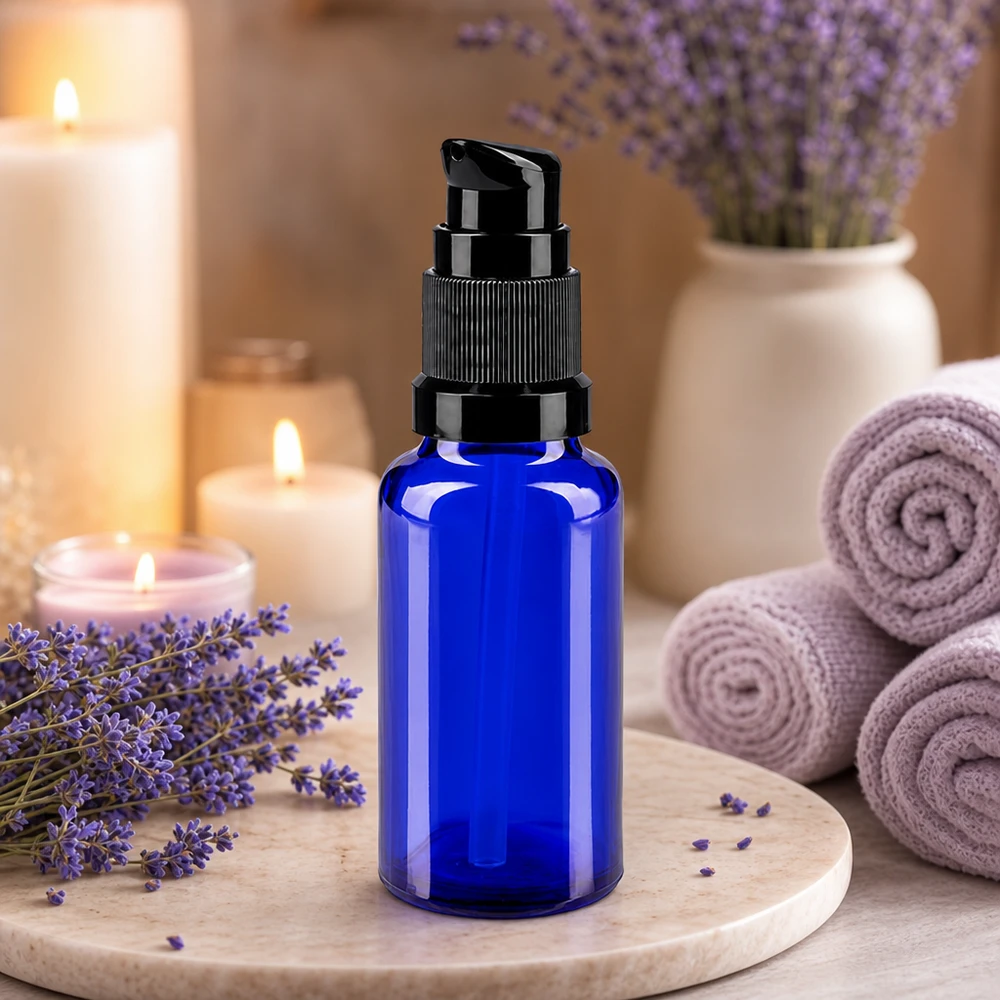 Hochwertige blaue 20ml Apothekerglas Flasche mit schwarzem Pumpverschluss in Spa Atmosphäre