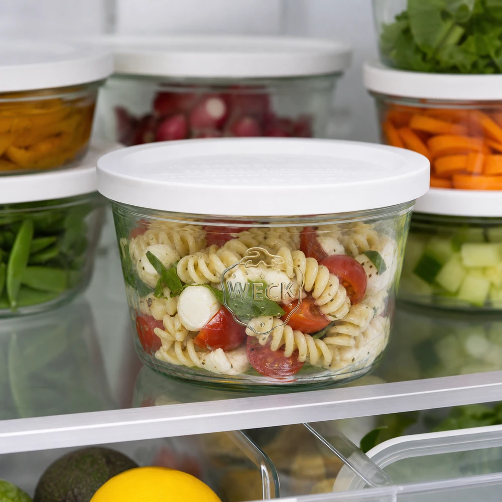 370ml Sturzglas mit Frischedeckel WECK RR100 WECK Sturzglas 370ml RR100 mit Nudelsalat gefüllt im Kühlschrank zur frischen Aufbewahrung von Lebensmitteln