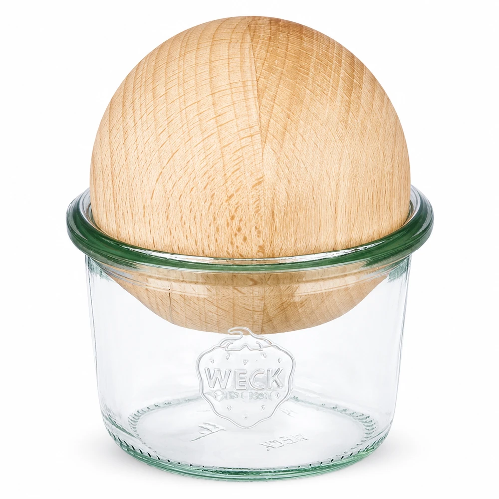 80ml Sturzglas WECK RR60 mit Holzkugel Buche WECK Sturzglas 80ml RR60 mit Holzkugel aus Buche als Deckel auf weißem Hintergrund