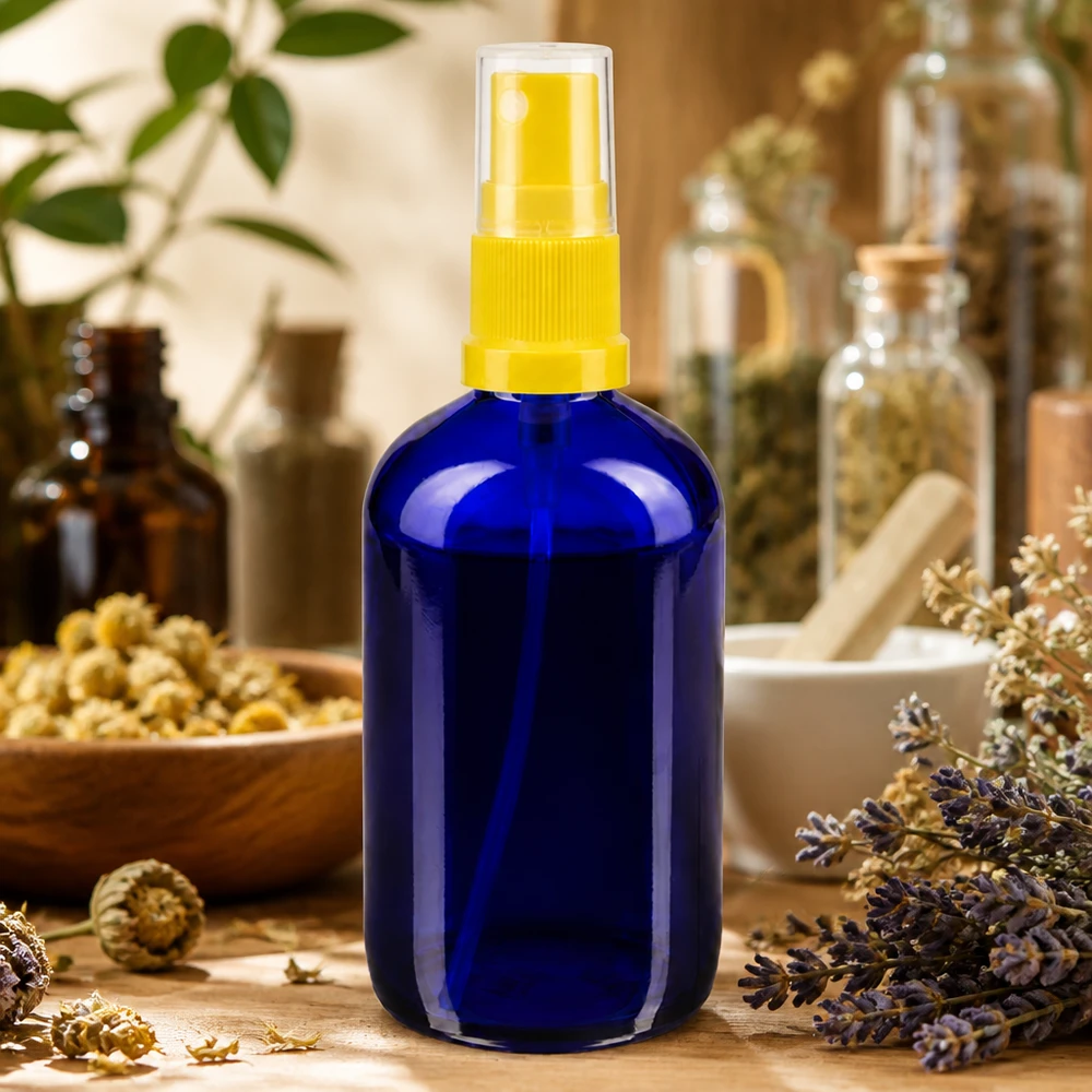 Apothekerglas Sprayflasche 100ml in Blau mit goldenem Zerstäuber auf Holz mit Trockenblumen