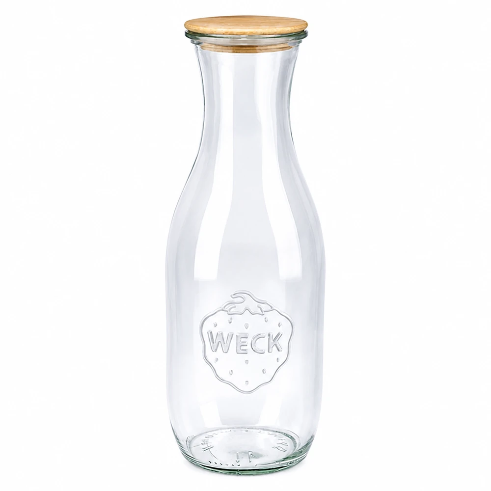 1062ml Saftflasche WECK RR60 mit Holzdeckel WECK Saftflasche 1062ml aus Glas mit Holzdeckel RR60 transparent leer stehend auf weißem Hintergrund