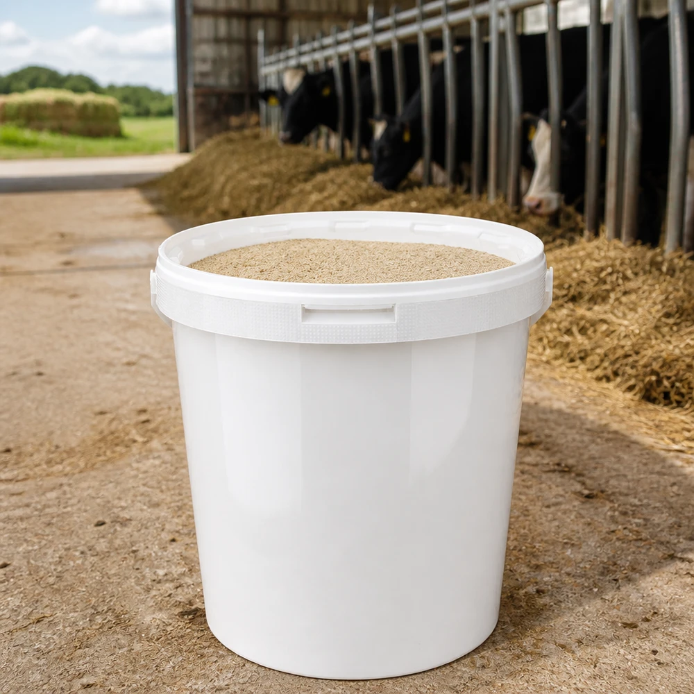 Weißer 10,7 Liter Mehrzweckeimer aus Polypropylen mit breiter Öffnung für Futtermittelbetrieb