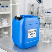 Blauer Chemikalienkanister mit Dosierpumpe zur präzisen Flüssigkeitsentnahme im Labor