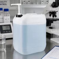 Stapelbarer 20 Liter Flüssigkeitsbehälter mit Pumpdosierer für Laborchemikalien und Reiniger