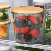 WECK Sturzglas 290ml RR80 mit Holzdeckel gefüllt mit frischen Beeren im Kühlschrank Aufbewahrung Vorratsglas