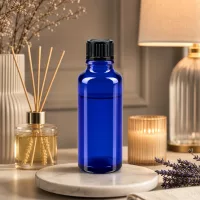Dunkelblaue Pharmaflasche 30ml mit schwarzem Verschluss in elegantem Wellness-Ambiente