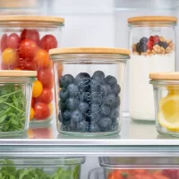 WECK Sturzglas 140ml RR60 mit Blaubeeren im Kühlschrank zeigt optimale Frischhaltung und Aufbewahrung von Obst