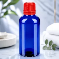 Kosmetik Flasche 50ml kobaltblau mit rotem Verschluss SV 11mm OV BlueLine UT18/50