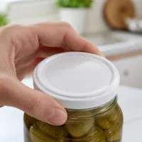 UNiTWIST TO58 weiss BioSeal unitemp Deckel auf Glaskonserve mit eingelegten Gurken