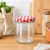 350ml Sturzglas mit rot-weiß kariertem Deckel in moderner Küche, ideal zur stilvollen Aufbewahrung von Lebensmitteln