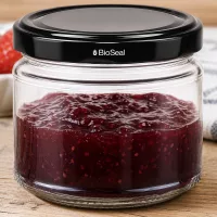 UniTWIST Runda330 Einmachglas gefüllt mit roter Marmelade BioSeal Deckel Konfitüre Aufbewahrung Holztisch