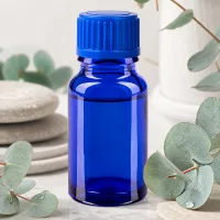 Stilvolle kobaltblaue 10ml Flasche mit glänzender Oberfläche für Premium Kosmetikprodukte
