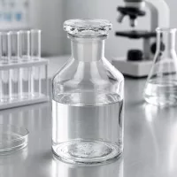 Transparente Glasflasche 50ml mit charakteristischer Steilbrustform und Glasstopfenverschluss