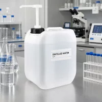 Rechteckiger HDPE Kanister 5L mit Ausgießer neben Reagenzgläsern und Mikroskop