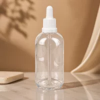 Minimalistische 100ml Klarglasflasche ClearLine mit weißem Kunststoffpipettenkopf