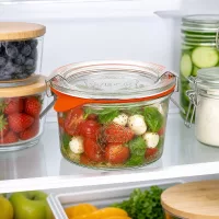 WECK Sturzglas 200ml RR80 im Kühlschrank mit Caprese-Salat gefüllt neben anderen Vorratsgläsern mit Beeren