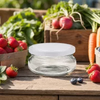 120ml Terrinenglas mit weißem Deckel zwischen frischem Obst und Gemüse auf rustikalem Holztisch