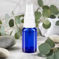 Blaue 10ml Miniatursprayflasche aus Schutzglas mit weißem Feinnebel-Zerstäuber für Hydrolate