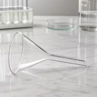 Spülmaschinenfester Glastrichter mit 60 Grad Neigungswinkel für optimalen Durchfluss