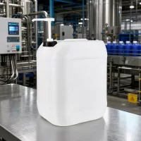 Milchweißer Vorratsbehälter 20 Liter mit Dosierpumpe in professioneller Produktionsumgebung