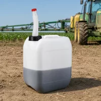 Robuster 5 Liter HDPE-Kanister mit schwarzem Schraubdeckel und flexiblem Ausgießer im Freien