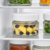 80ml Rundglas im Kühlschrank mit Ananas und Blaubeeren zeigt optimale Frischhalte-Eigenschaften des BasicSeal Deckels