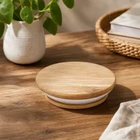Holzdeckel WECK RR60 auf Holztisch in natürlichem Ambiente mit Pflanze und Korb als Lifestyle Produktfotografie