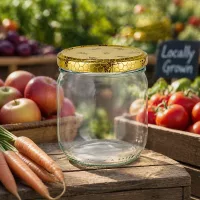 Leeres 500g Honigglas mit Bienenwaben-Deckel auf Holzbrett zwischen frischem Gemüse vom Bauernmarkt