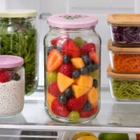 1062ml Rundglas BasicSeal rosa Herzdeckel mit buntem Obstsalat im Kühlschrank als Meal Prep Vorratsbehälter