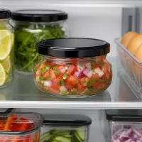 120ml Terrinenglas mit frischer Salsa im Kühlschrank gelagert, schwarzer Deckel, Meal Prep und Vorratshaltung