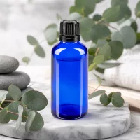 Schlanke kobaltblaue Glasflasche 50ml mit schwarzem Tropferverschluss 8mm UV-Schutz