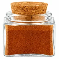 Modernes Gewürzglas mit Naturkorken gefüllt mit fein gemahlenem Paprika