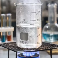 Erhitztes UNITWIST Becherglas 600ml Borosilikat hohe Form mit Blasenbildung und blauer Gasflamme