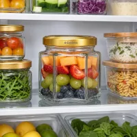 60g BioSeal Honigglas mit goldenem Deckel im Kühlschrank mit Obst gefüllt neben Gemüse und anderen Vorratsgläsern